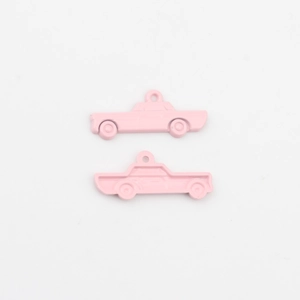 Detailansicht der Vorder- und Rückseite rosa Auto-Anhänger für DIY-Schmuckherstellung
