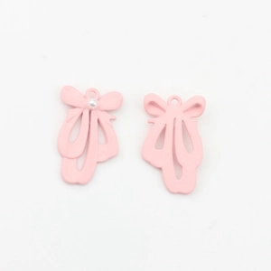 Detailansicht rosa Ballettschuh-Anhänger mit Schleife und Perle für DIY-Schmuckdesign