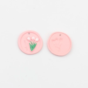 Detailansicht der Vorder- und Rückseite rosa Tulpen Emaille-Anhänger mit Gravur miss you
