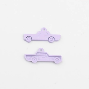 Makro-Detail violetter Vintage-Auto-Anhänger mit strukturierter Vorder- und Rückseite für DIY