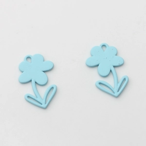 Detailansicht der hellblauen Mini-Blumenanhänger mit Aufhängeloch für DIY-Schmuck