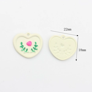 Makro-Detail von Herz-Blumen-Anhänger mit cremefarbener Front und strukturierter Rückseite