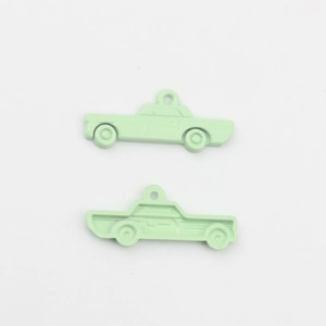 Detailansicht der mintgrünen Auto-Anhänger aus Legierung für DIY-Schmuckherstellung