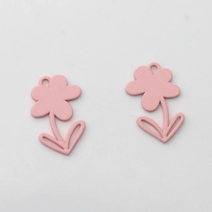 Detailansicht der rosa matten Blumenanhänger aus Legierung für DIY-Ohrringe und Schmuck