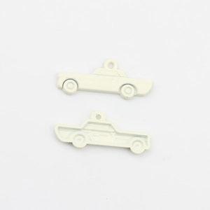 Detailansicht des cremefarbenen Oldtimer-Anhängers mit 3D-Details und hohler Rückseite