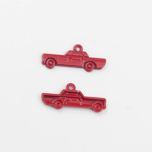 Detailaufnahme der Vorder- und Rückseite eines roten Oldtimer-Emaille-Anhängers