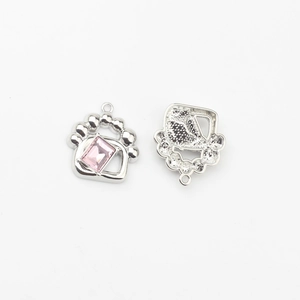 Detailansicht Katzenpfoten-Anhänger mit rosa Zirkon und hohler Metallrückseite