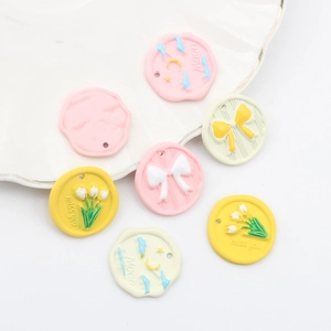 Pastellfarbene Emaille-Blumen- und Herzanhänger mit Schleifen und Tulpen für DIY-Schmuck