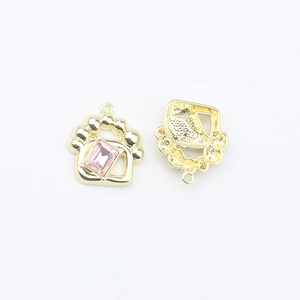 Detailansicht der Katzenpfoten-Schmuckanhänger mit rosa Zirkonia und goldener Legierung