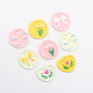 8er-Set bunte Legierungs-Anhänger mit Blumenrelief, Herz- und Mondmustern