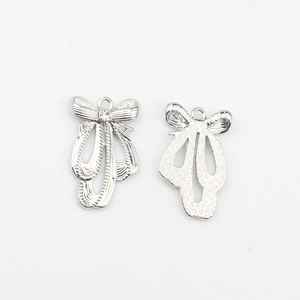 Silberne Schleifenanhänger mit Kristallmitte für DIY-Schmuck und Ohrring-Design