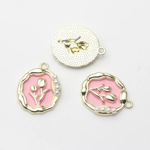 Detailansicht Tulpen-Emaille-Anhänger mit rosa Hintergrund und Perlen für DIY-Schmuck