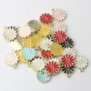 Makroaufnahme bunter Emaille-Gänseblümchen-Anhänger für DIY-Schmuckherstellung