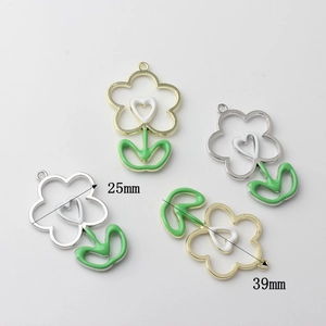 Gold- und Silber-Blumenanhänger mit Emaille-Blattdetails, 25mm x 39mm DIY Schmuckanhänger