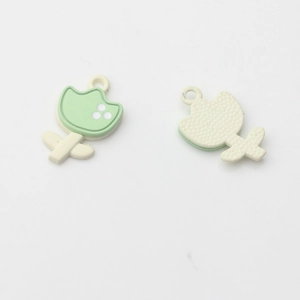 Detail von Tulpen-Anhängern mit grüner Emaillierung und strukturierter Rückseite für DIY-Schmuck