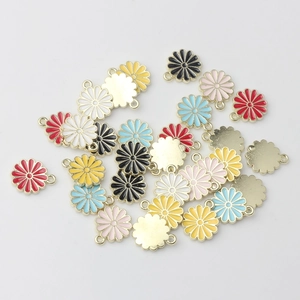 Makro-Detail bunter Emaille-Gänseblümchen-Anhänger für DIY-Schmuckherstellung