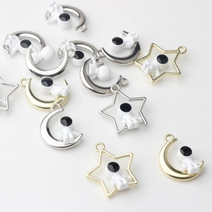 DIY Astronauten-Anhänger mit Gold- und Silbersternen und Monden für Schmuckbau