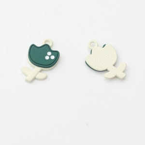 Detailansicht der farbigen Tulpen-Anhänger aus Legierung für DIY-Schmuck und Handwerk