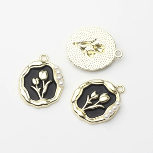 Detail von Tulpenanhängern aus Legierung mit schwarzer Emaille und weißen Perlen für DIY-Schmuck