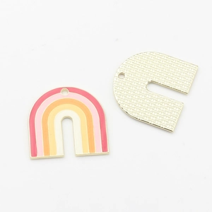 Detailansicht der Vorder- und Rückseite eines U-förmigen Regenbogen-Emaille-Anhängers für DIY