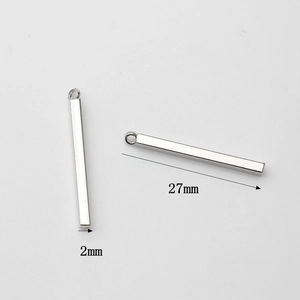 Accessoire pendentif cuboïde argenté poli avec petit anneau, taille 27mm x 2mm