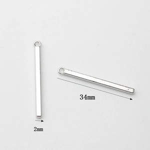 Détail du pendentif barre argentée de 34mm x 2mm pour la création de bijoux DIY