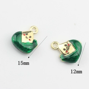 Nahaufnahme von grünem Zongzi-Anhänger mit Maßangaben 15x12mm für DIY-Schmuckherstellung