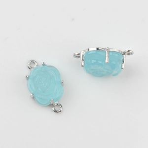Detailaufnahme blauer Rosenanhänger aus Harz mit silberner Fassung für DIY-Schmuck