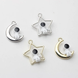Detailansicht der Astronauten-Anhänger in Mond und Stern Rahmen für DIY-Schmuck