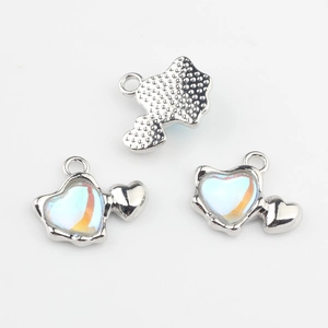 Details von Herzanhängern aus Silberlegierung mit irisierendem Harzstein für DIY-Schmuck
