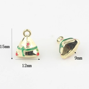 Detailansicht des Zongzi-Anhängers mit Maßen 15x12x9mm und Emaille-Beschichtung