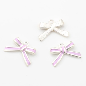 Detailansicht der Legierungs-Schleifenanhänger mit lila Emaille für DIY-Schmuck