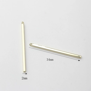 Vue détaillée des pendentifs barres dorées de 34mm avec dimensions et surface lisse