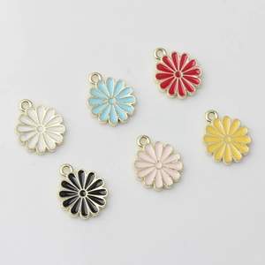 Sechsteiliges Set bunter Gänseblümchen-Anhänger aus Legierung für DIY-Schmuckherstellung