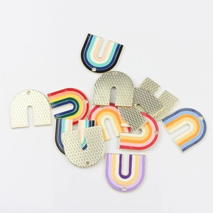 Makroansicht geometrischer U-förmiger Legierungsanhänger mit Regenbogen-Emaille für DIY