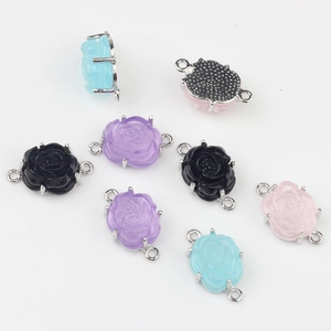 Details von Harzrosen-Anhängern mit silberner Krallenfassung und Doppelverbindern