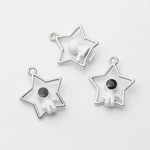 Detailansicht von drei Astronauten Stern Anhängern aus Silberlegierung für DIY Schmuck