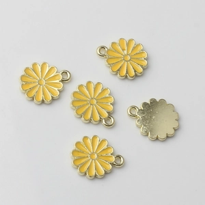 Detailansicht gelber Gänseblümchen-Anhänger aus Legierung für DIY-Schmuckherstellung