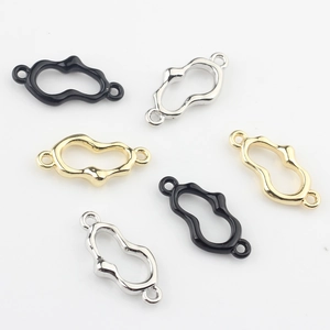 Nahaufnahme unregelmäßiger Wolken-Schmuckverbinder in Gold, Silber und Schwarz für DIY