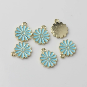 Detail von sechs hellblauen Gänseblümchen-Anhängern mit Goldlegierung für DIY-Schmuck