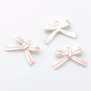 Detaillierte Ansicht von Schleifenanhängern in Rosa Emaille und Silber für DIY-Schmucksets