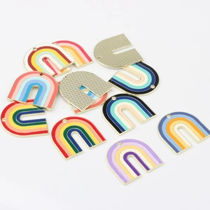 Detailansicht der U-förmigen Regenbogen-Emaille-Anhänger mit goldener Metallrückseite