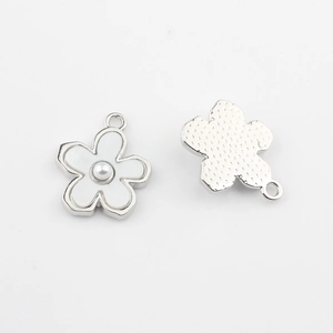 Detailansicht silberner Blumenanhänger mit weißem Emaille und Perle für DIY Schmuck
