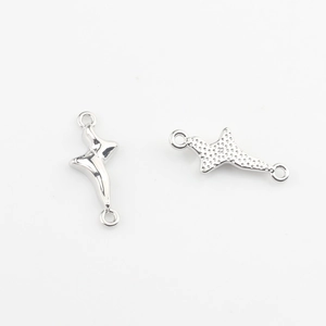 Detail der unregelmäßigen silbernen Sternverbinder für DIY-Schmuck mit doppelten Ösen
