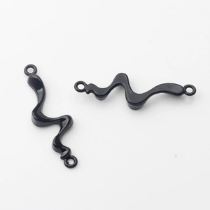Detail von wellenförmigen schwarzen Legierungskettengliedern für DIY Schmuckherstellung