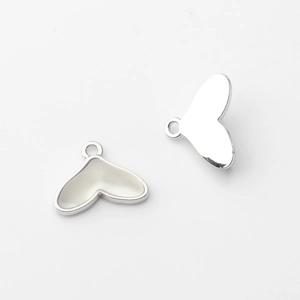 Detailansicht der silbernen Meerjungfrauenschwanz-Anhänger mit weißer Emaille für DIY-Schmuck
