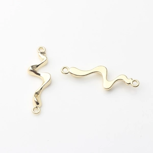 Detail von vergoldeten gewellten Metallverbindern mit Doppelschleifen für DIY-Schmuck