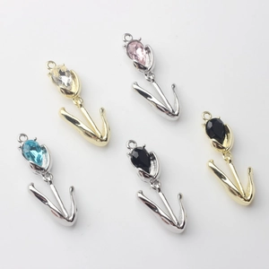 Detailansicht der Tulpenblüten-Anhänger mit farbigen Strasssteinen für Schmuck