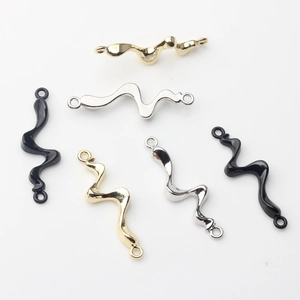Detail von wellenförmigen Legierungsverbindern in Gold, Silber und Schwarz für DIY