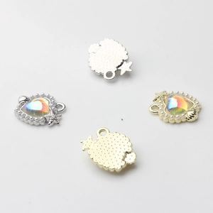 Detailansicht von Herzanhängern mit bunten Harzsteinen und Perlen für DIY-Schmuck